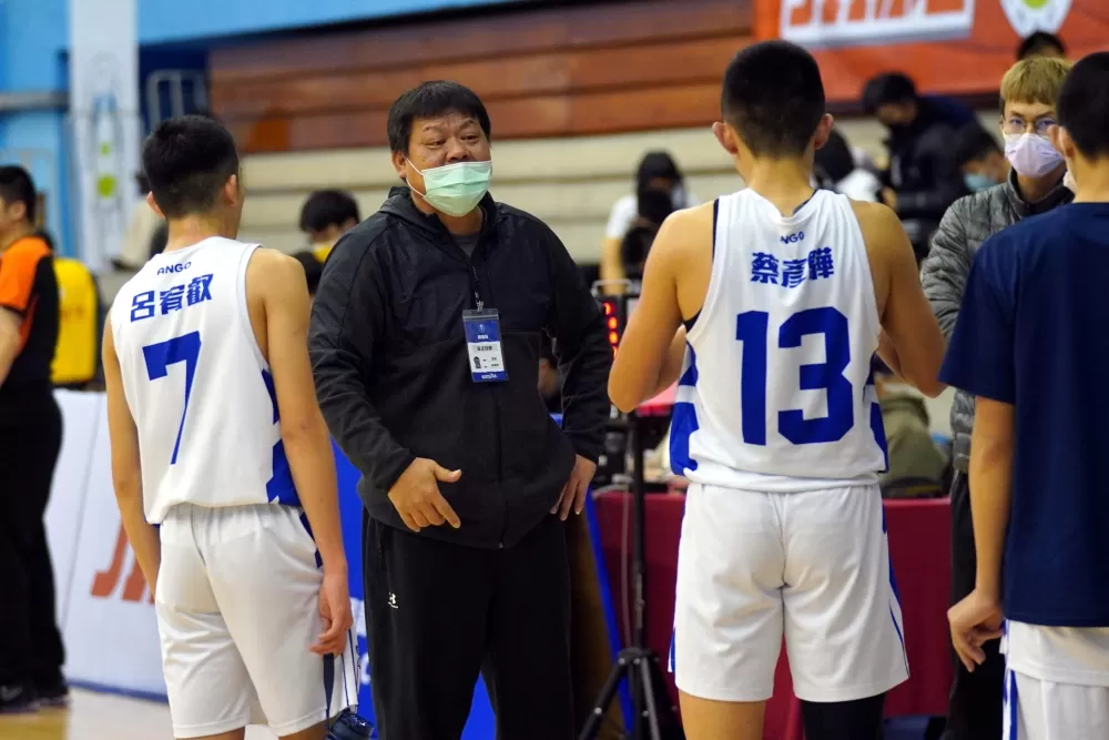 安康教練馬澤閎治軍甚嚴、嗓門超大。