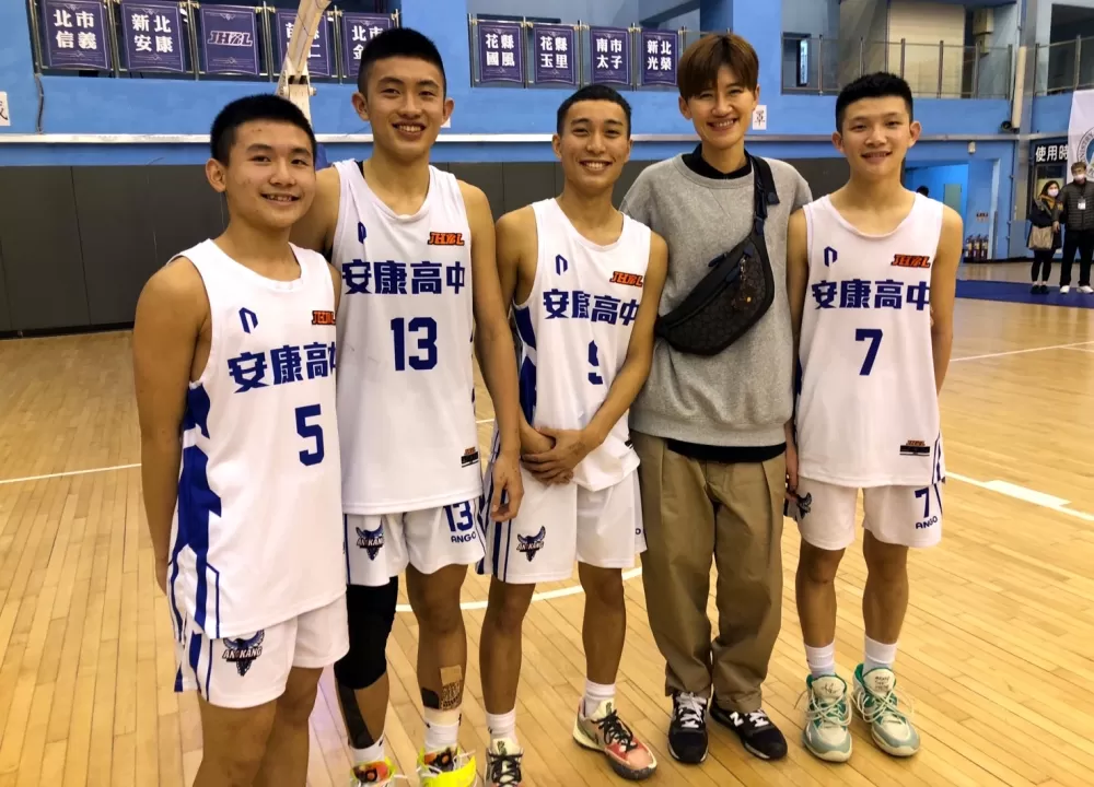 安康4名出身新北武林國小的球員與恩師教練鍾育庭相見歡。