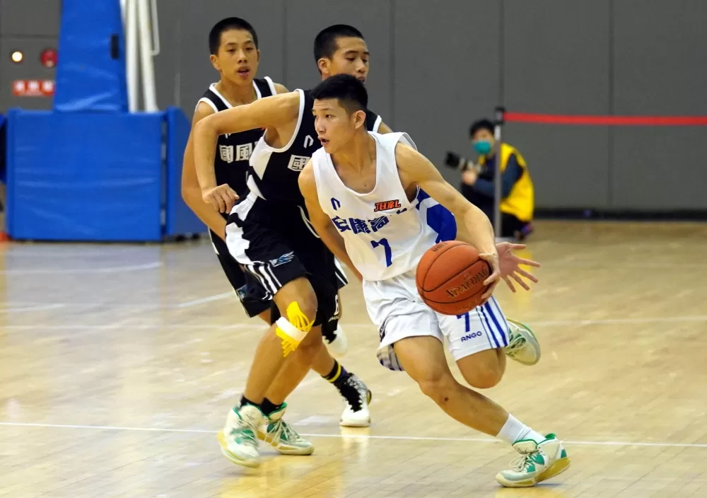 安康呂宥叡運球推進。