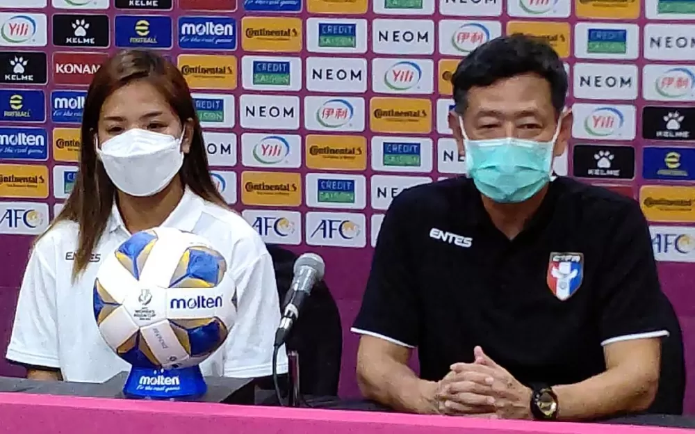 中華女足總教練越後和男(右)與丁旗(左)出席2022印度女子亞洲盃賽前記者會。