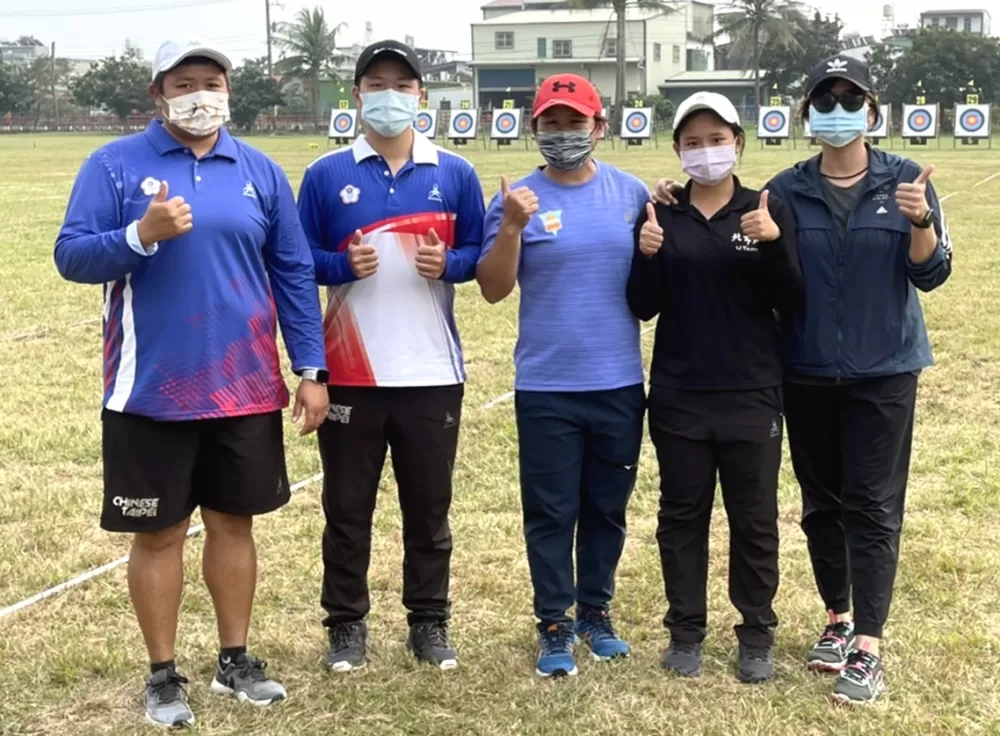 杭州亞運女子複合弓國手黃逸柔(左起)、陳怡瑄、陳麗如、王律勻和教練。陳麗如/提供。