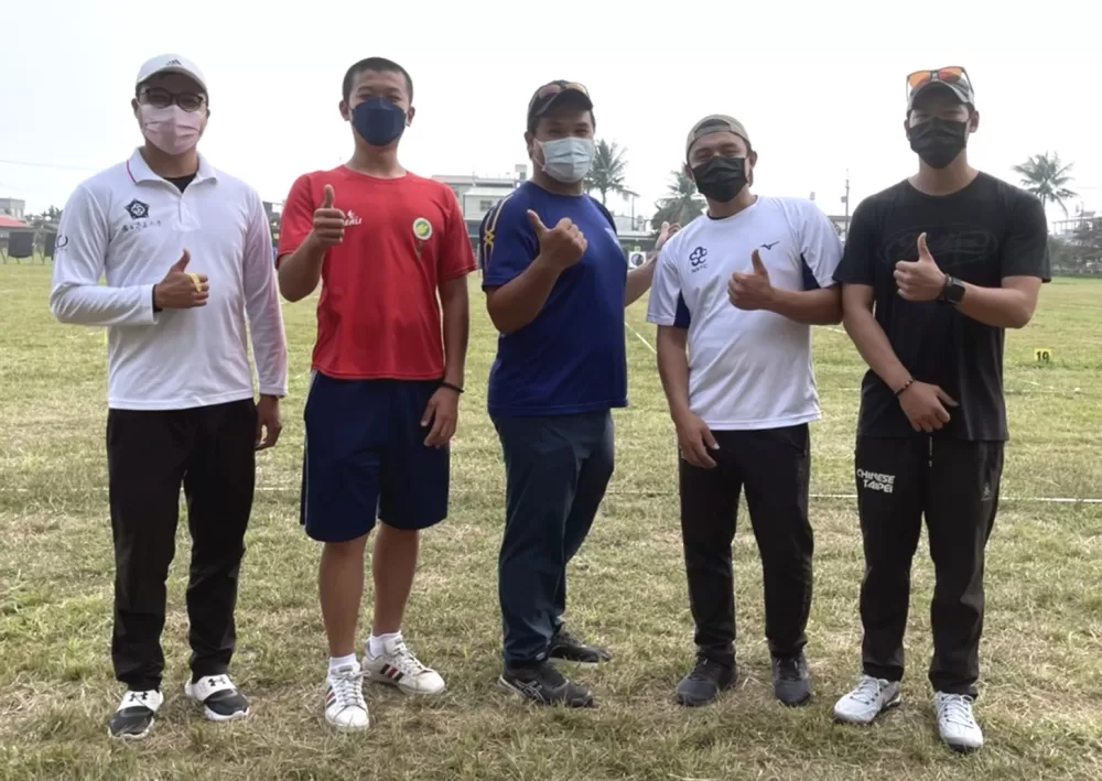 杭州亞運男子複合弓國手和教練。陳麗如/提供。