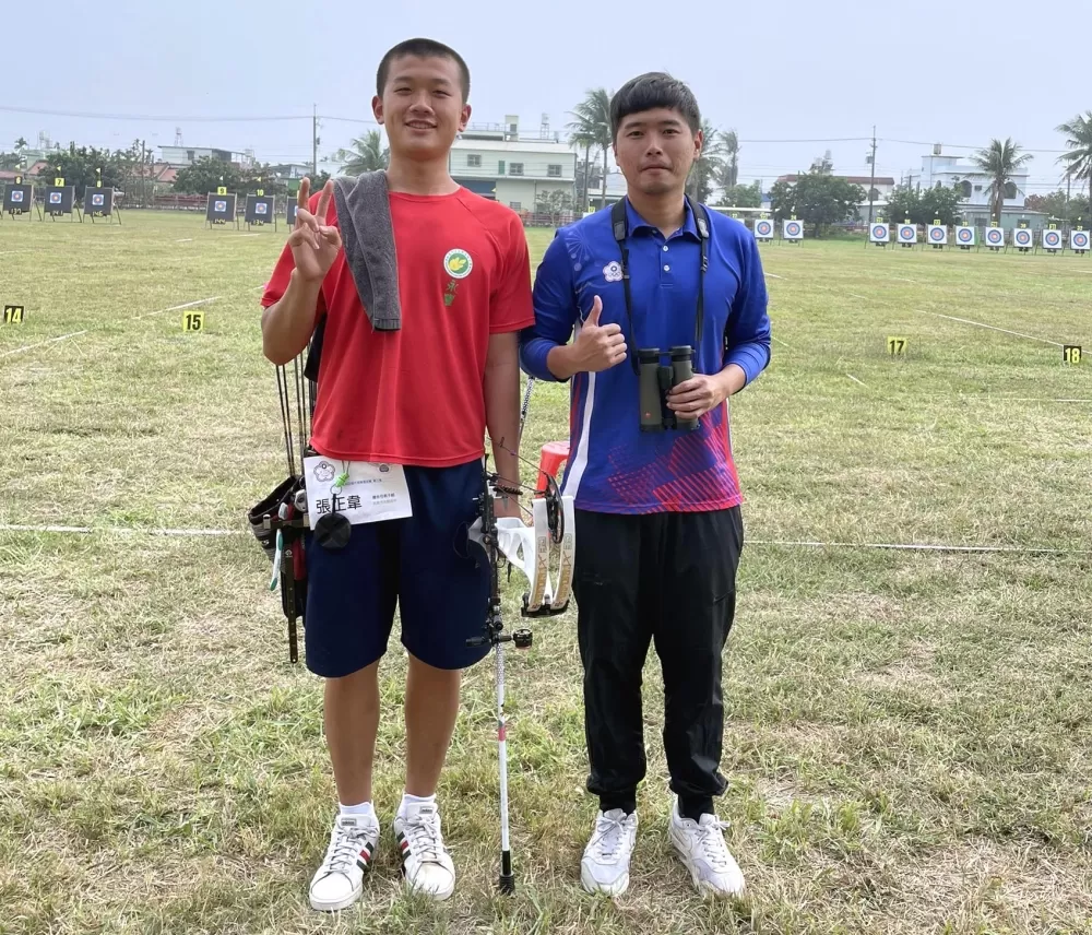 張正韋(左)和教練。鍾全威/提供。