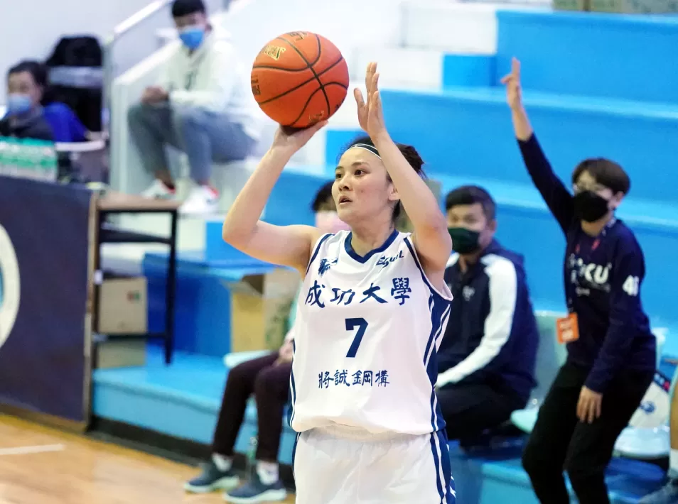 成功大學蔡卉妮飆進5顆外線共拿19分。