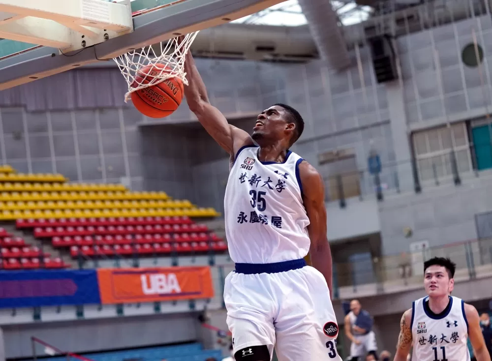 世新大學丹尼爾12分9籃板。