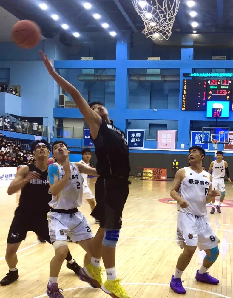 建中新科籃板王郭嘉安縱橫籃下、撕裂禁區。