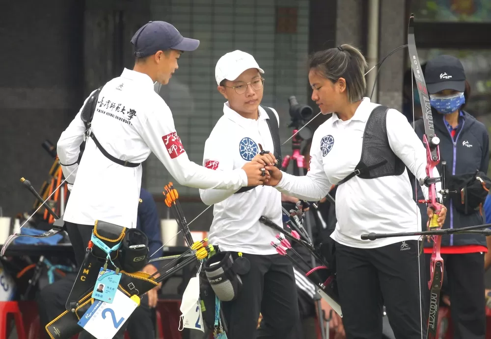 台師大闖反曲弓女團金牌戰。林嘉欣／攝影。