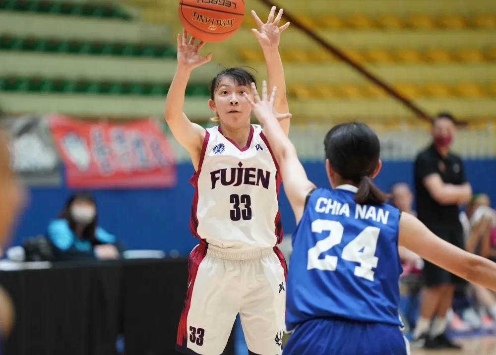 輔大控衛王昱媗（王逸帆、王翊仲兄弟的親妹）飆進2枚三分彈。