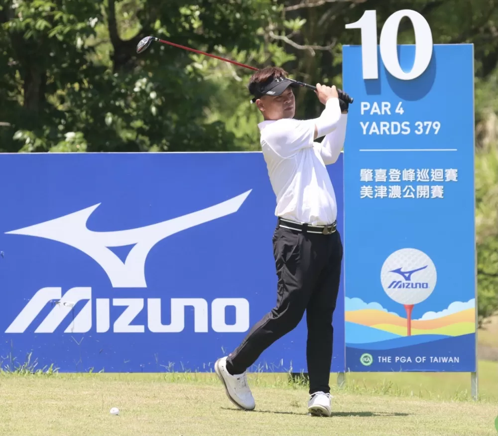 第二回合詹頂立以(-10)暫並列第一。