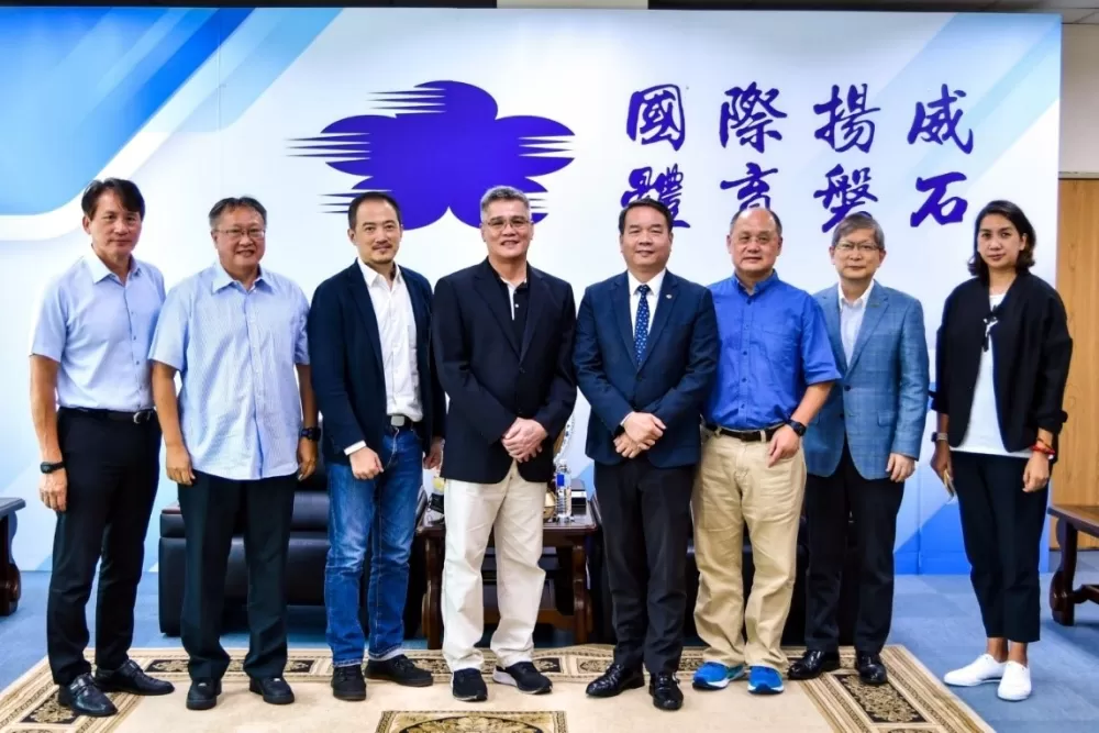 國體大頒發榮譽教授聘書給前棒球名將郭源治。