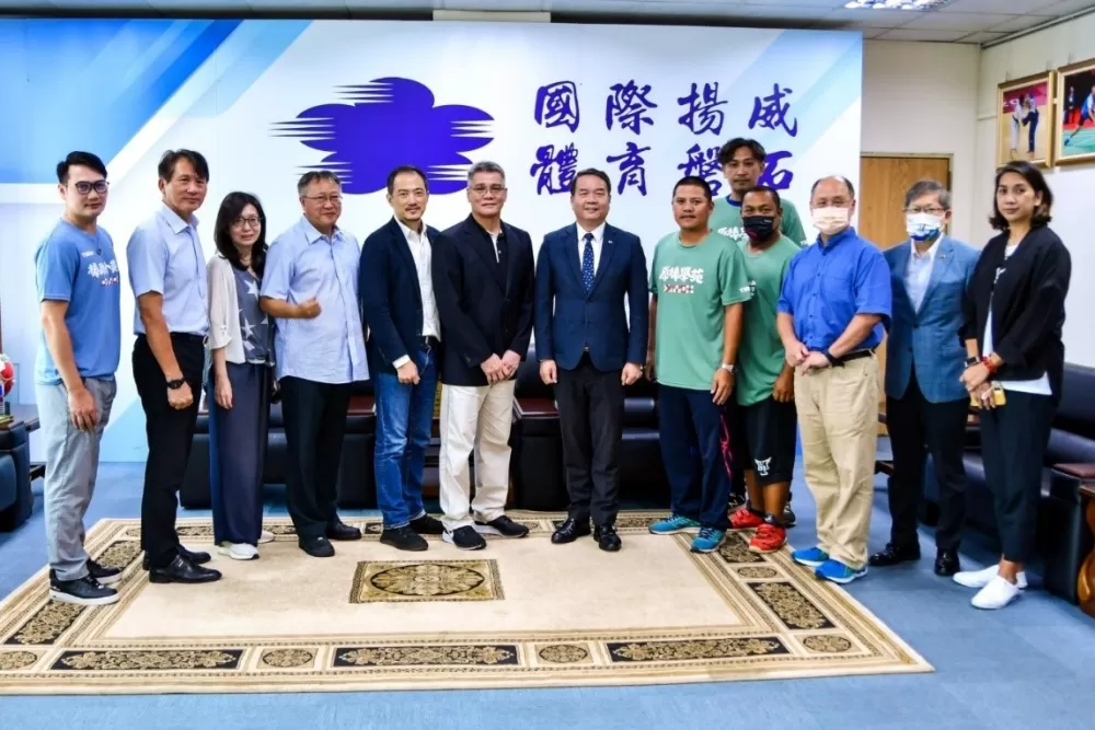 國體大頒發榮譽教授聘書給前棒球名將郭源治。