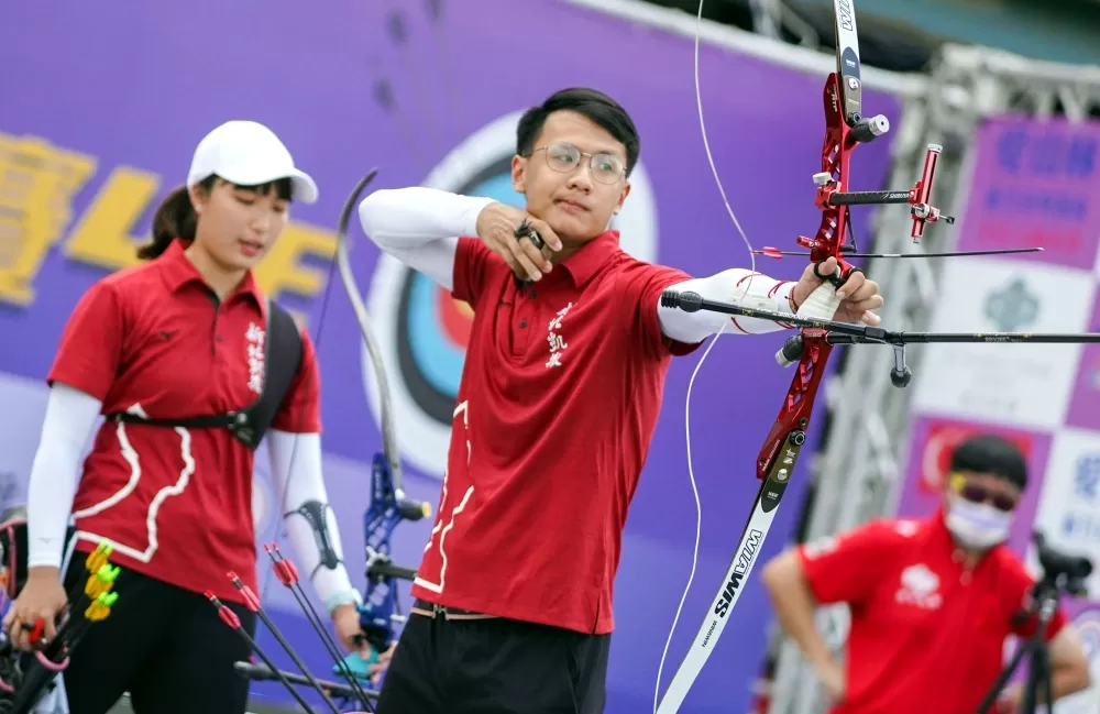 新北凱撒混雙呂岱凌（左）、柯庭風默契十足，拿下勝利。中華企業射箭聯盟提供。下同。