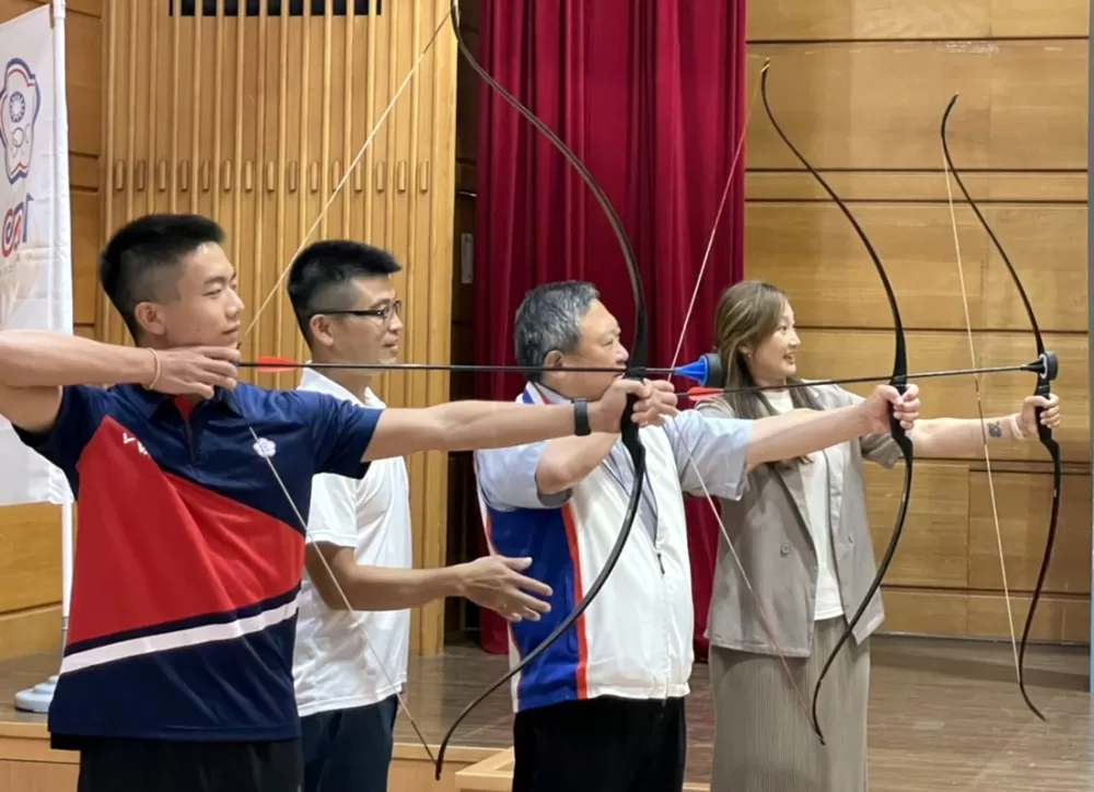 奧運奪牌選手鄧宇成（左起）、陳詩園和林詩嘉和中華奧會主席林鴻道（右二）一起為理事長盃開幕。中華奧會提供。下同。