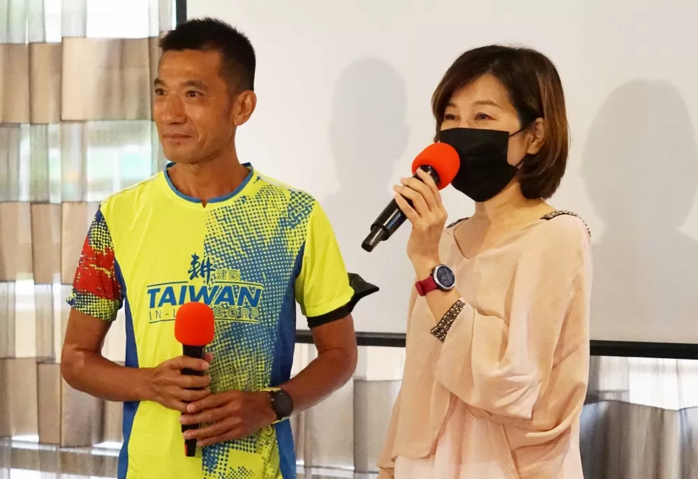 羅維銘和理財周刊社長林筠騏。羅維銘提供。