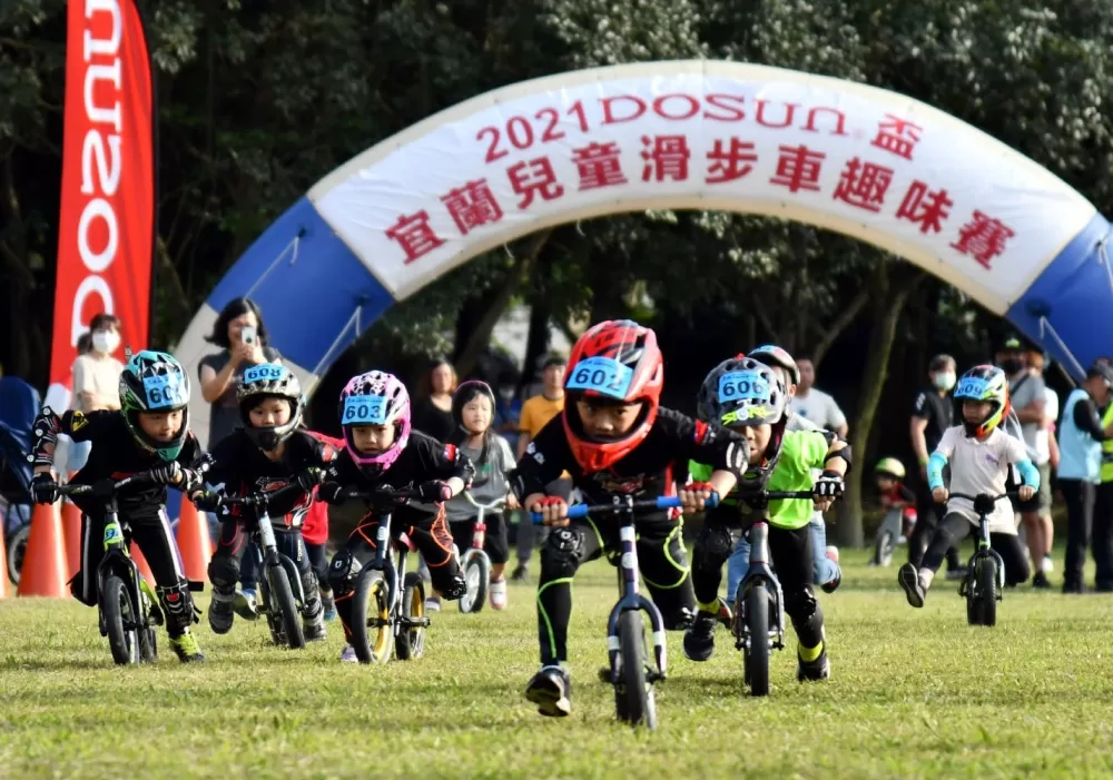 兒童滑步車選手衝終線囉。中華民國自行車騎士協會提供。下同。