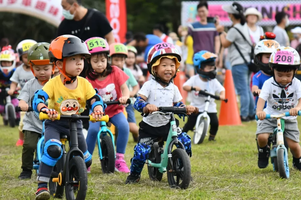 滑步車小小選手準備出發了。