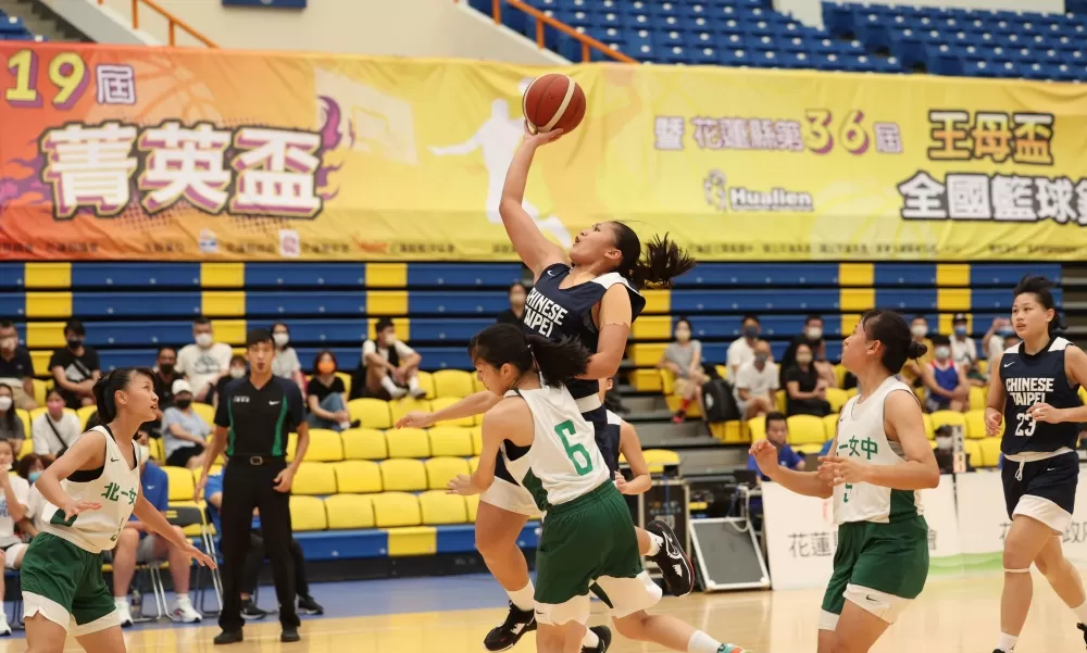 U16中華女籃陳薇涵突破北一女球員貼身包夾防守單手拋投。