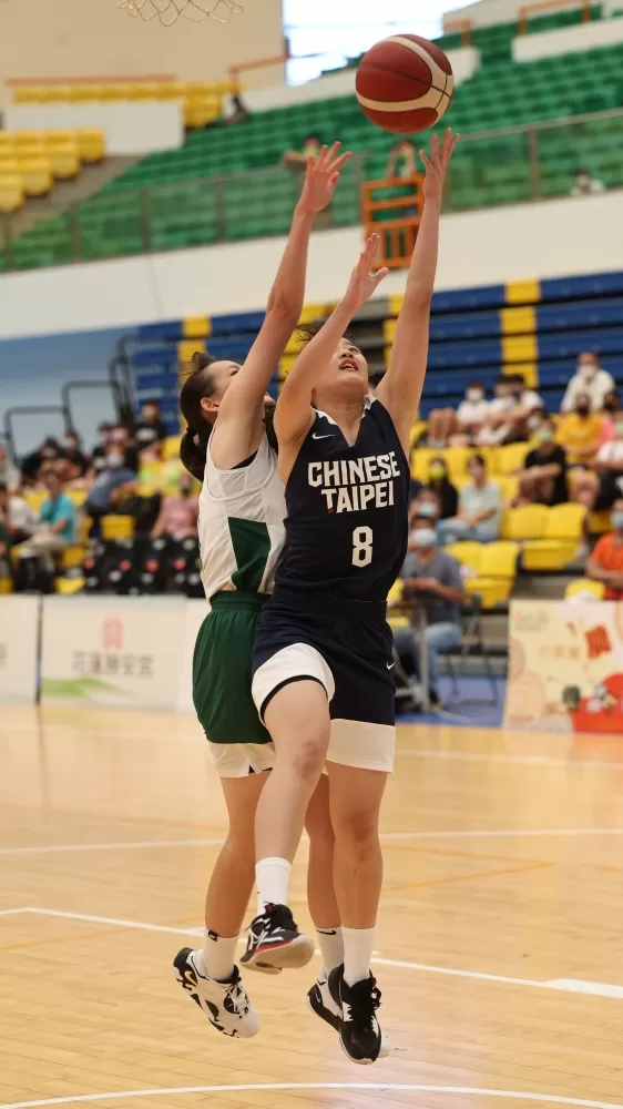U16中華女籃葉侑璇突破左手鉤射。