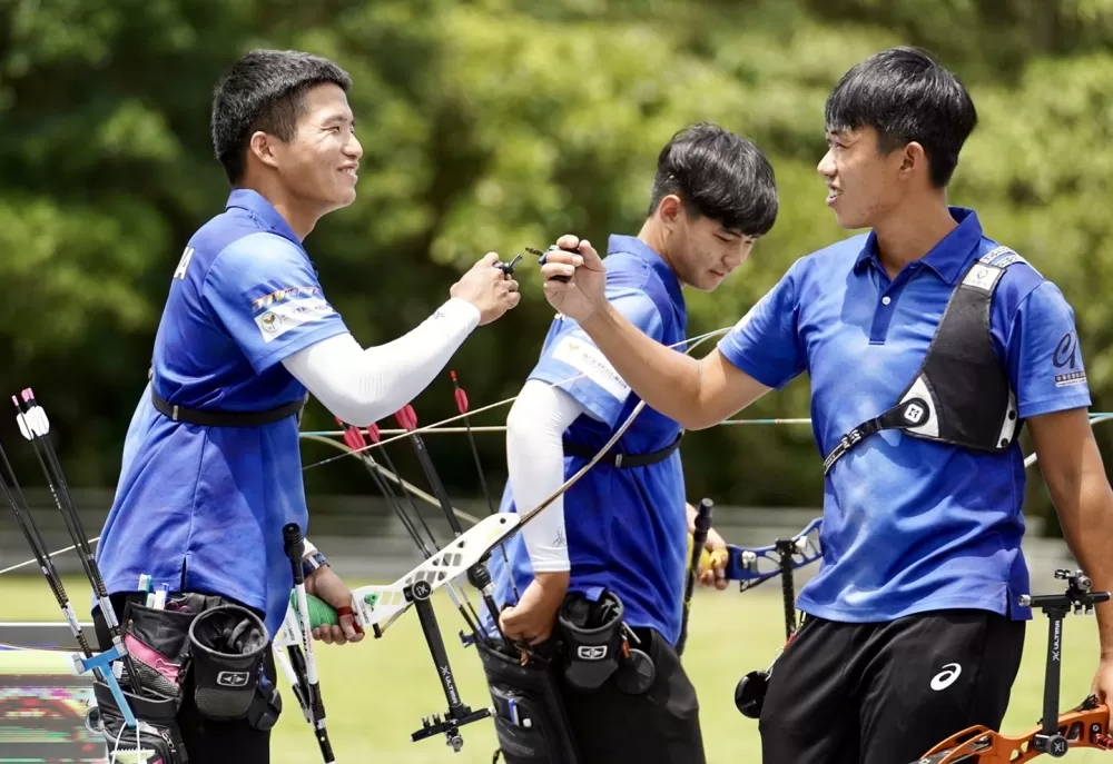 台南射箭隊吳堃嘉(左)、蕭凱源（中）、李金糖(右)互相擊掌。