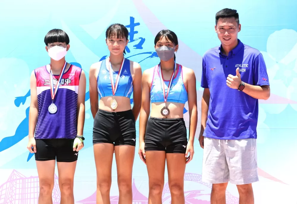 國女撐竿跳高前三名。林嘉欣／攝影。