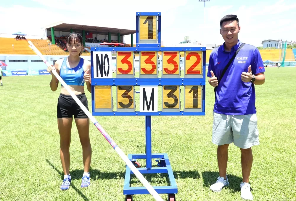 斗南高中沈思妤以3公尺31，勇奪台中盃全國中小學校田徑賽國女撐竿跳高金牌後，和教練楊至傑合影。林嘉欣／攝影。