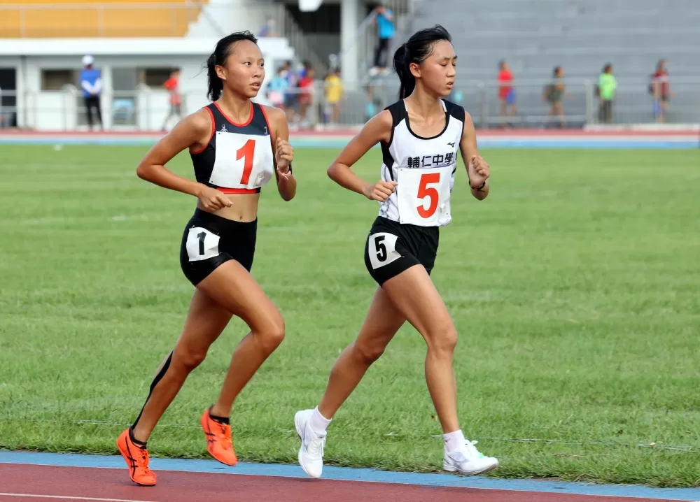 基隆女中黃郁媃（左）和輔仁高中朱婕瑀都破大會。林嘉欣／攝影。