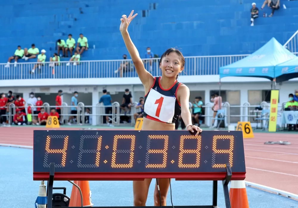 基隆女中黃郁媃以41:03.89，在臺中盃全國田徑賽高女10000公尺奪金破大會。林嘉欣／攝影。