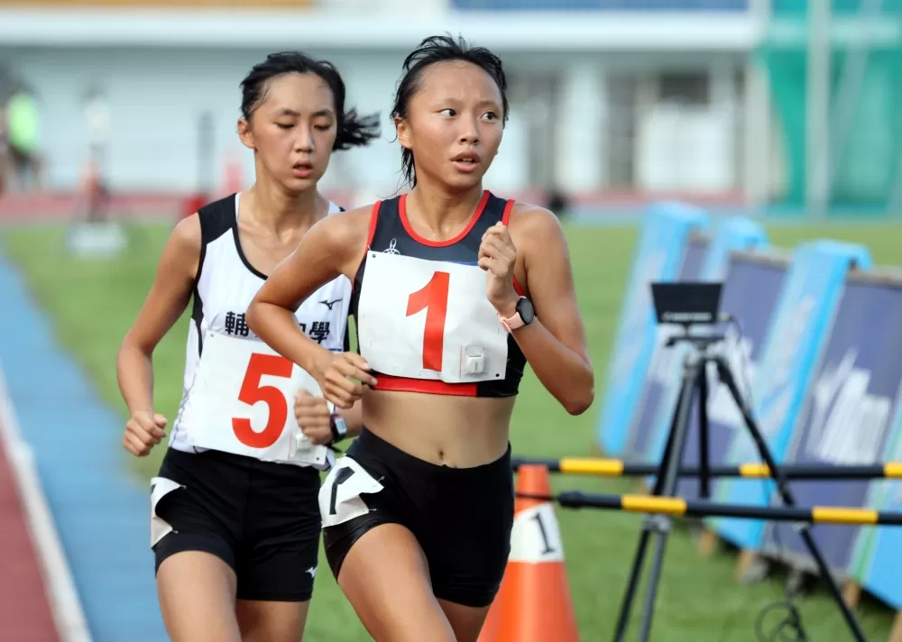 基隆女中黃郁媃（前）和輔仁高中朱婕瑀都破大會。林嘉欣／攝影。