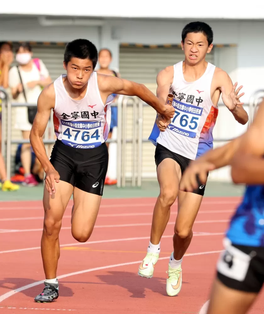 金寧國中打破金門國男紀錄，並拿下國男四百公尺接力隊史首銅。林嘉欣／攝影。