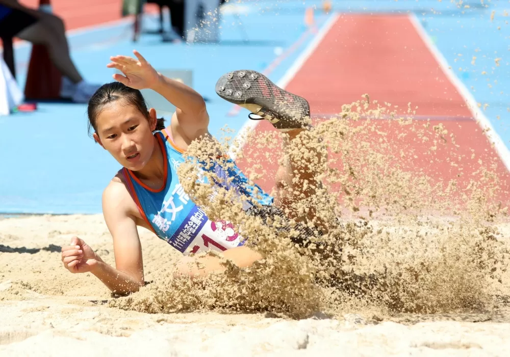 惠文高中「學霸」張羽萱三級跳遠破大會。林嘉欣／攝影。