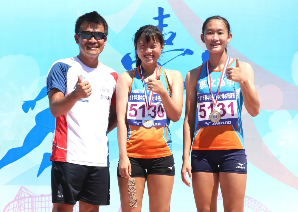 惠文高中「跳跳虎兵團」張羽萱（右）和李鍹妮金包銀。林嘉欣／攝影。