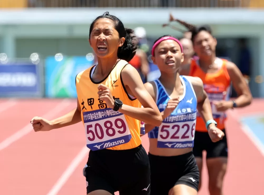 大甲高中林芯褕（前）爆冷打敗常勝軍陳潔安超激動。林嘉欣／攝影。