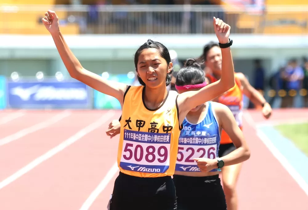 大甲高中林芯褕（前）在臺中盃高女800公尺封后。林嘉欣／攝影。