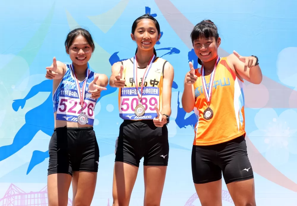 大甲高中林芯褕（中）爆冷打敗常勝軍陳潔安（左），在臺中盃高女800公尺封后。林嘉欣／攝影。