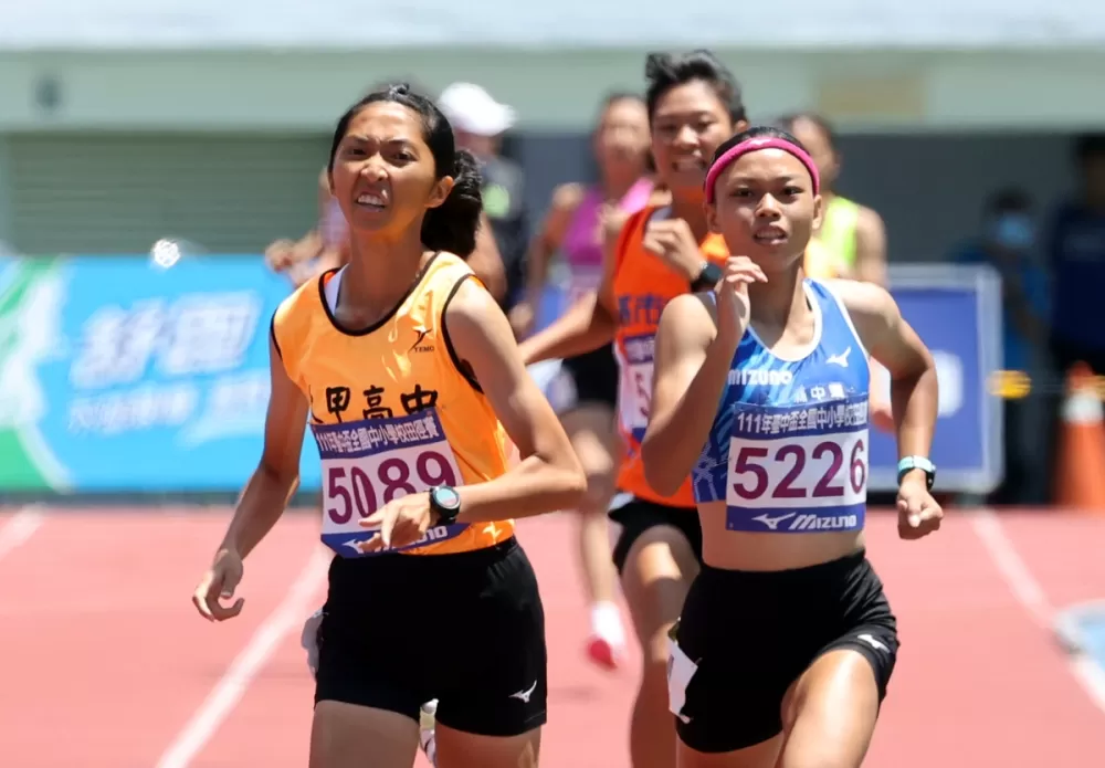 大甲高中林芯褕（前）爆冷打敗常勝軍陳潔安，在臺中盃高女800公尺封后。林嘉欣／攝影。