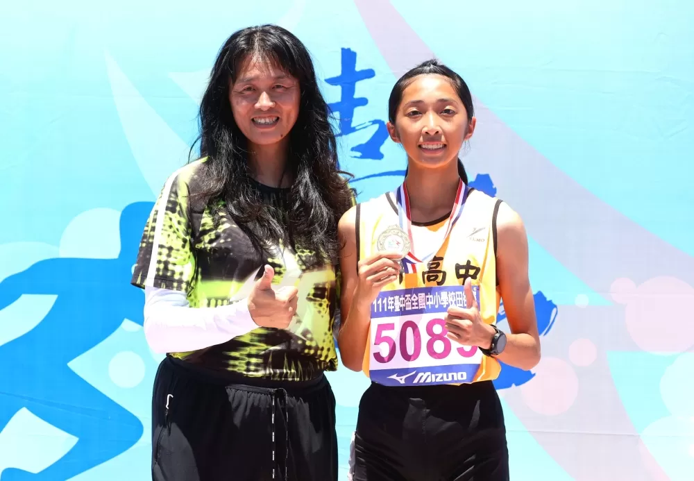 大甲高中林芯褕和教練蘇瓊媚。林嘉欣／攝影。