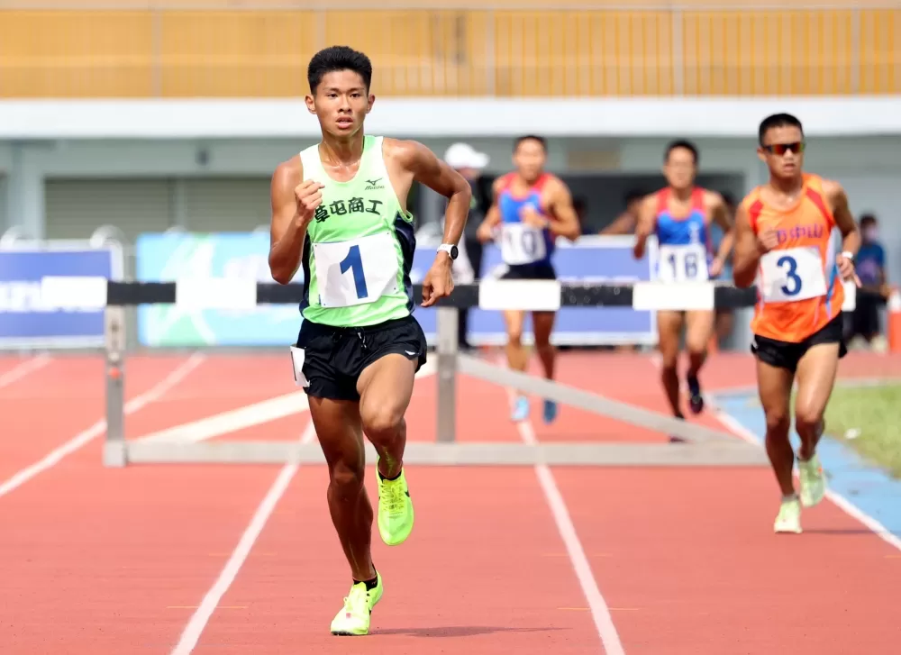 草屯商工林哲緯(前）在高男3000公尺障礙賽破大會奪金。林嘉欣／攝影。