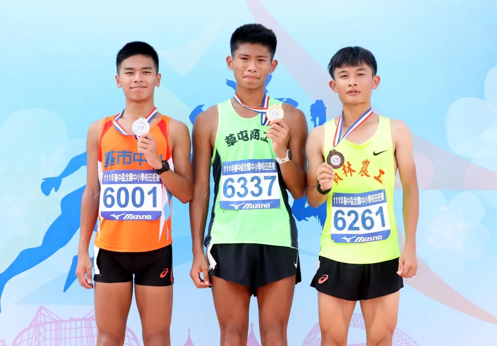 草屯商工林哲緯(中）在高男3000公尺障礙賽破大會奪金。林嘉欣／攝影。