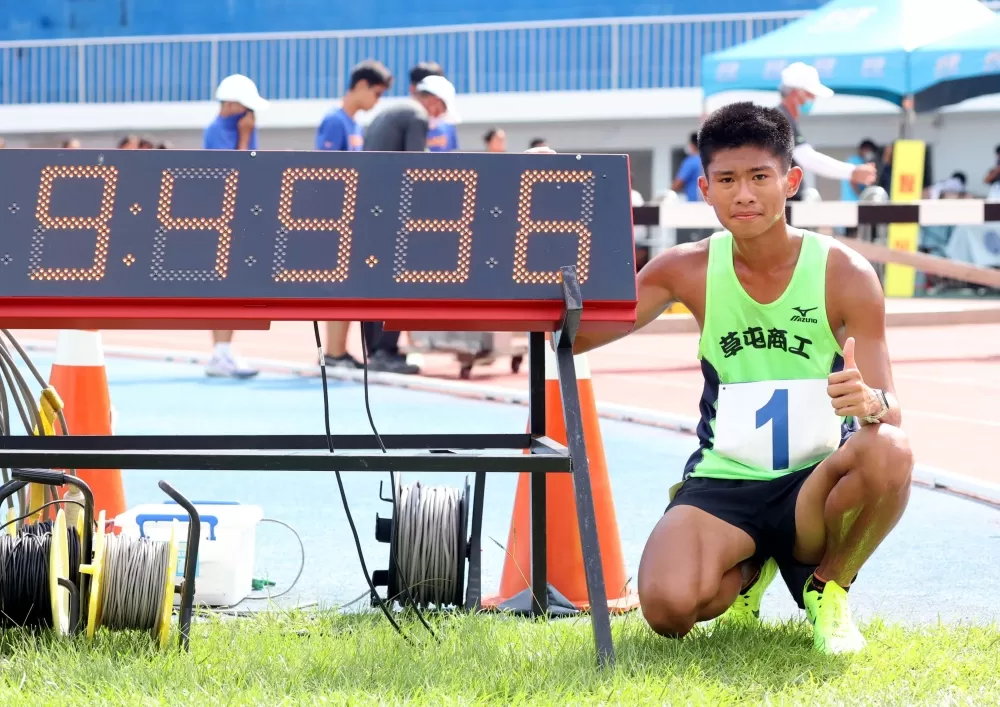 草屯商工林哲緯在高男3000公尺障礙賽破大會奪金。林嘉欣／攝影。