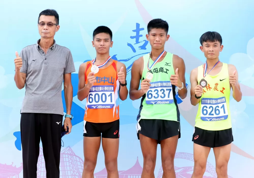 高男3000公尺障礙賽頒獎。林嘉欣／攝影。