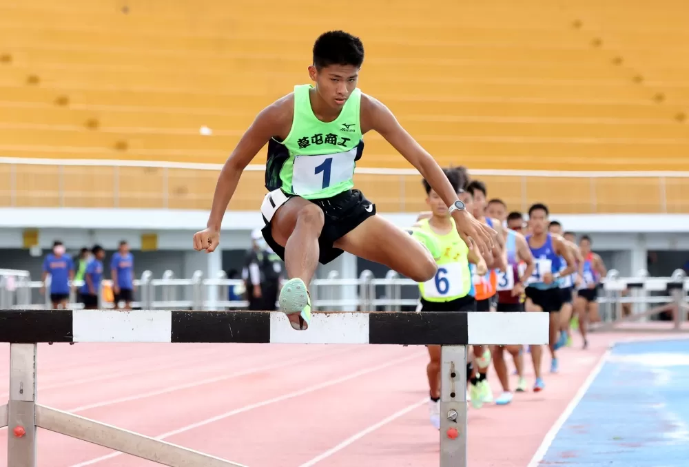 草屯商工林哲緯(前）在高男3000公尺障礙賽破大會奪金。林嘉欣／攝影。