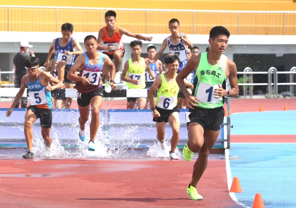 草屯商工林哲緯(前）在高男3000公尺障礙賽破大會奪金。林嘉欣／攝影。