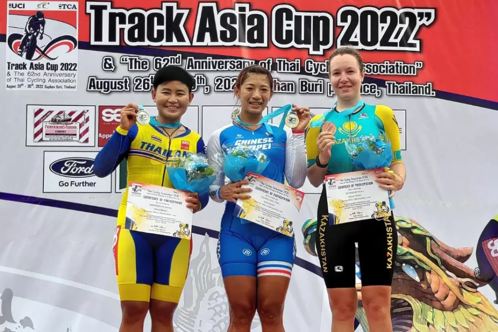 黃亭茵（中）在女子落後淘汰賽封后。