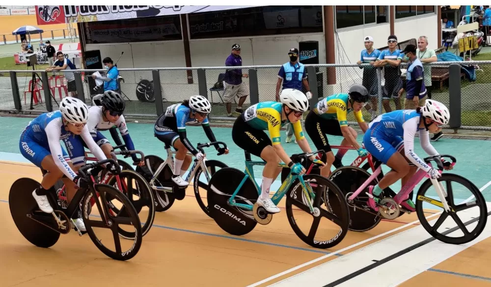 黃亭茵（前）在女子落後淘汰賽封后，