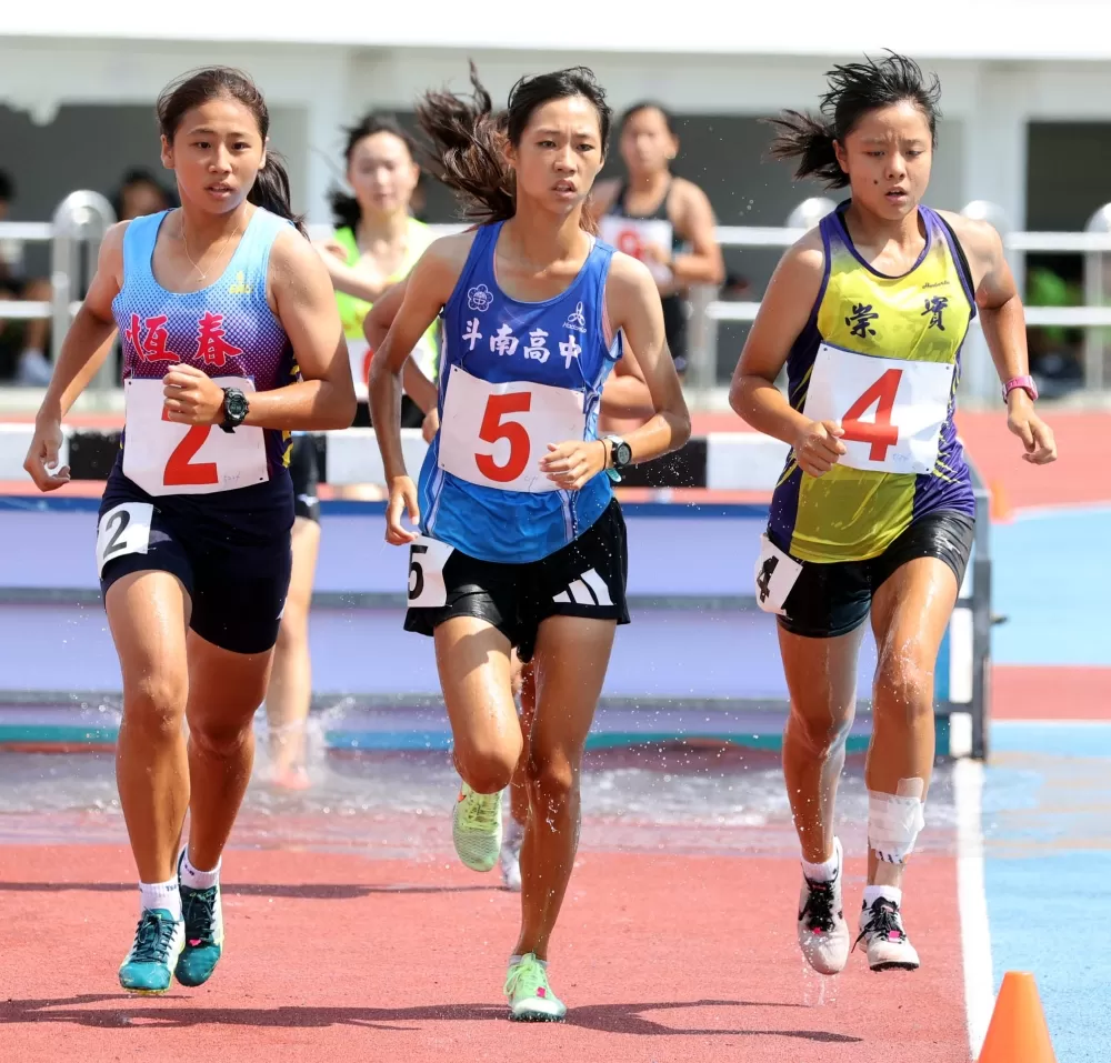 高女3000公尺障礙賽。林嘉欣／攝影。