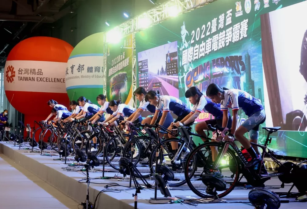 臺灣盃國際電競自由車爭霸賽青少女組。中華民國自由車協會提供。