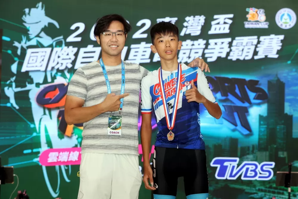 青少年男子組冠軍西松高中蕭博允和教練。中華民國自由車協會提供。