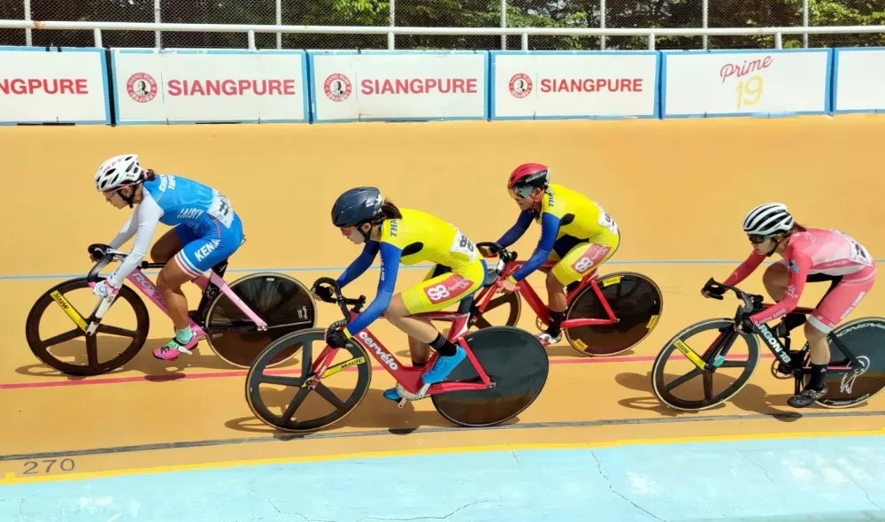 「粉紅小鋼炮」黃亭茵(前)勇奪菁英女子全能賽金牌。