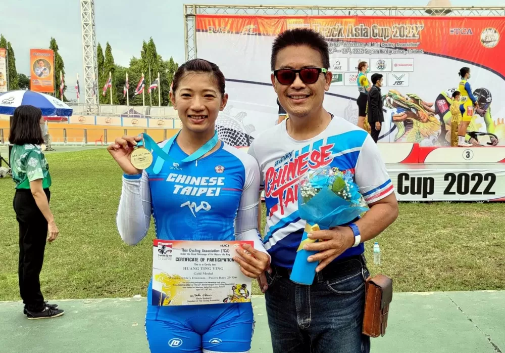 黃亭茵勇奪菁英女子全能賽金牌後和教練楊東蓁合影。