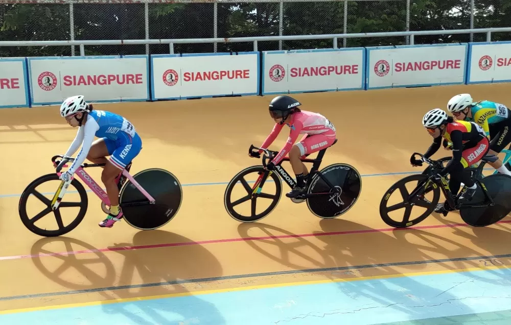 黃亭茵(前)在亞洲盃場地賽勇奪2金1銀1銅,奪牌率百分百。楊東蓁提供。下同。